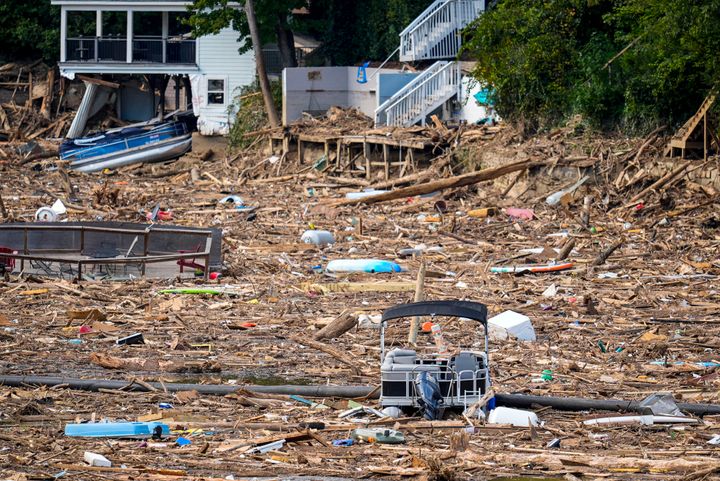 Trümmer sind nach dem Hurrikan Helen am Mittwoch, 2. Oktober 2024, im Dorf Chimney Rock, North Carolina, zu sehen.