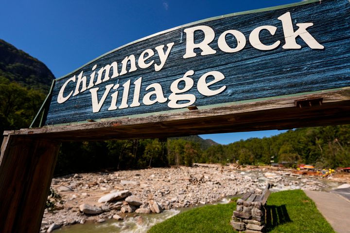 Trümmer sind nach dem Hurrikan Helen am Mittwoch, 2. Oktober 2024, im Dorf Chimney Rock, North Carolina, zu sehen.