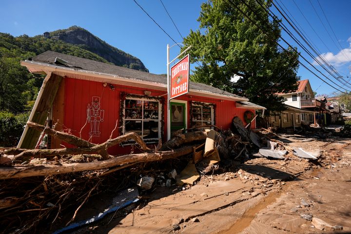 Unternehmen sind in einem Trümmerfeld nach dem Hurrikan Helen am Mittwoch, 2. Oktober 2024, im Dorf Chimney Rock, North Carolina, zu sehen. 