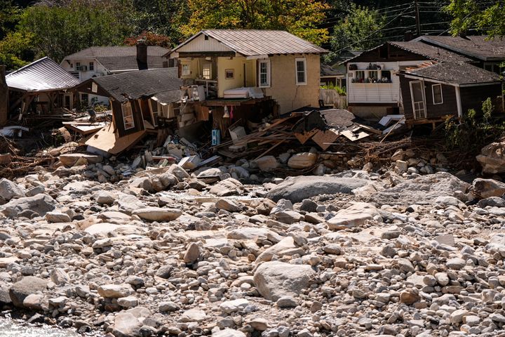 Häuser sind nach dem Hurrikan Helen am Mittwoch, 2. Oktober 2024, im Dorf Chimney Rock, North Carolina, zu sehen (AP Photo/Mike Stewart).