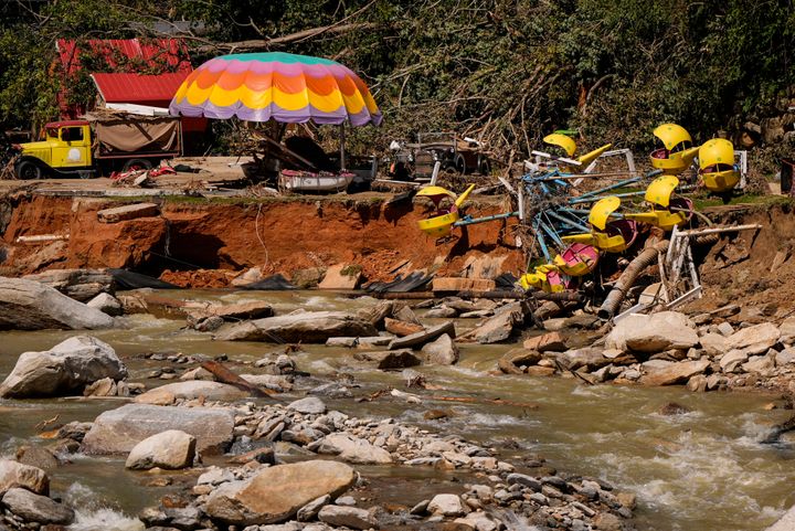 Trümmer sind nach dem Hurrikan Helen am Mittwoch, 2. Oktober 2024, im Dorf Chimney Rock, North Carolina, zu sehen. 