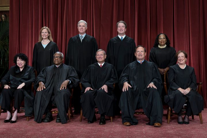 Mitglieder des Obersten Gerichtshofs sitzen für ein Gruppenfoto im Gebäude des Obersten Gerichtshofs in Washington, 7. Oktober 2022. (AP Photo/J. Scott Applewhite)