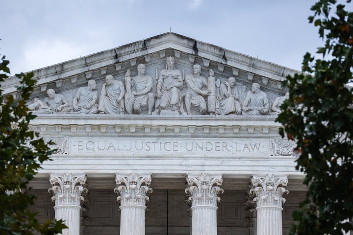 Fassade des Obersten Gerichtshofs in Washington, D.C. (Foto von Valerie Blish/Image Alliance über Getty Images)