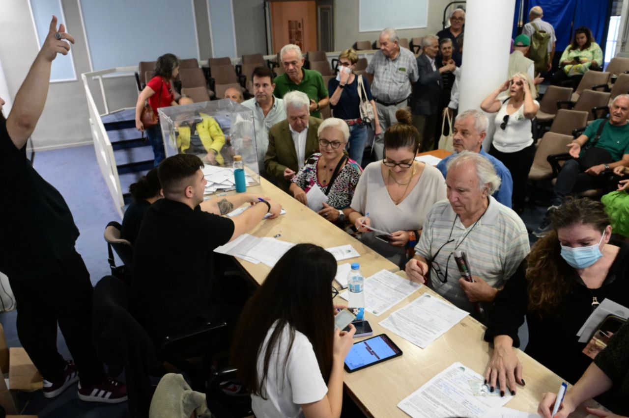 Πλήθος κόσμου σε εκλογικό κέντρο συμμετέχει στην ανάδειξη αρχηγού του ΠΑΣΟΚ.