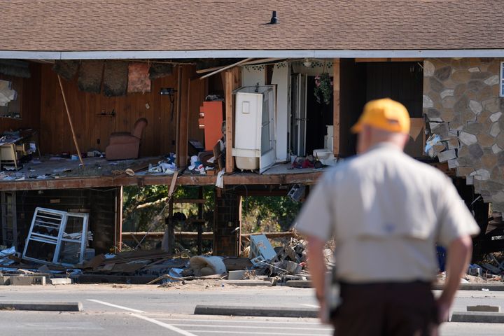 Paul Schaefer betrachtet ein beschädigtes Gebäude nach dem Hurrikan Helen am Samstag, 5. Oktober 2024, in Newport, Tennessee (AP Photo/Jeff Roberson)