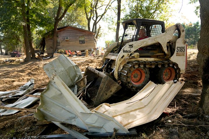 Die nach dem Hurrikan Helen zurückgebliebenen Trümmer werden am Samstag, dem 5. Oktober 2024, in Del Rio, Tennessee, entfernt (AP Photo/Jeff Roberson).