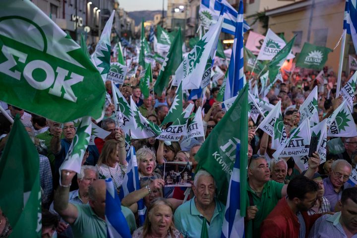 Υποστηρικτές του ΠΑΣΟΚ-Κινήματος Αλλαγής (ΚΙΝΑΛ) κυματίζουν σημαίες κατά τη διάρκεια προεκλογικής συγκέντρωσης, στην Αθήνα, την Τετάρτη 21 Ιουνίου 2023. (AP Photo/Petros Giannakouris)