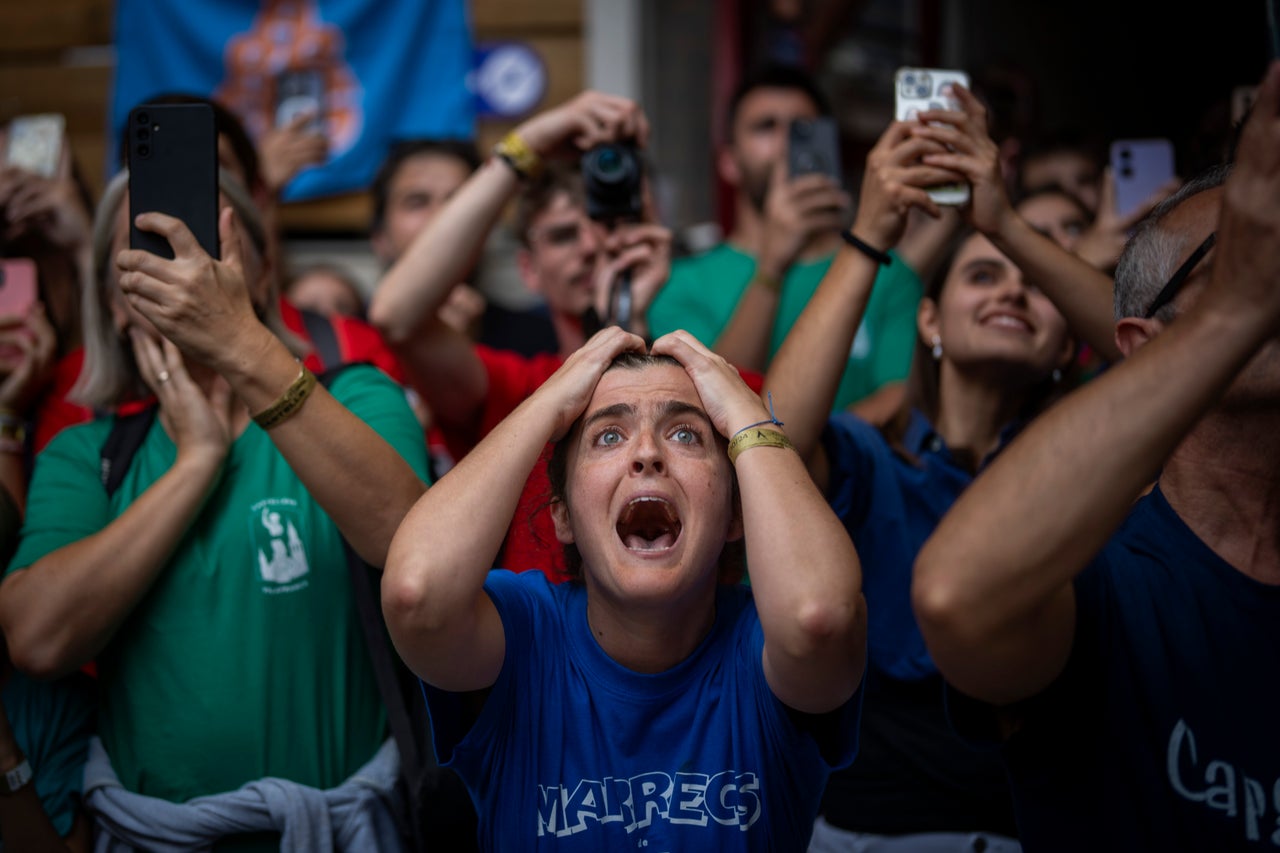 Οι βοηθοί αντιδρούν καθώς τα μέλη του "Castellers de Vilafranca" προσπαθούν να σχηματίσουν έναν "Castell" ή ανθρώπινο πύργο, κατά τη διάρκεια του 29ου Διαγωνισμού Human Tower στην Ταραγόνα της Ισπανίας.