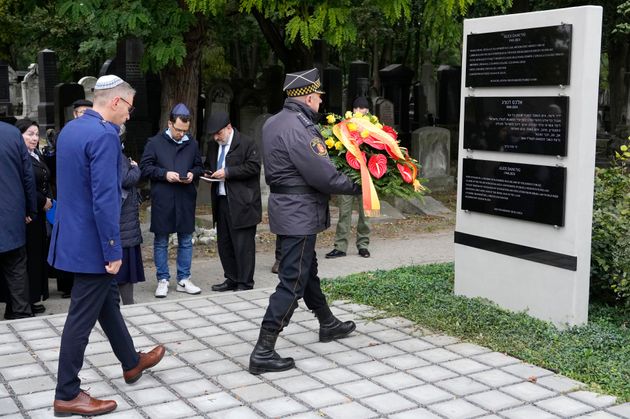 Λουλούδια στην επιτύμβιο στήλη του Ισραηλινο-πολωνού Αλεξ Ντάντσιγκ, που πιάστηκε αιχμάλωτος από τη Χαμάς και αργότερα σκοτώθηκε - Βαρσοβία, Πολωνία