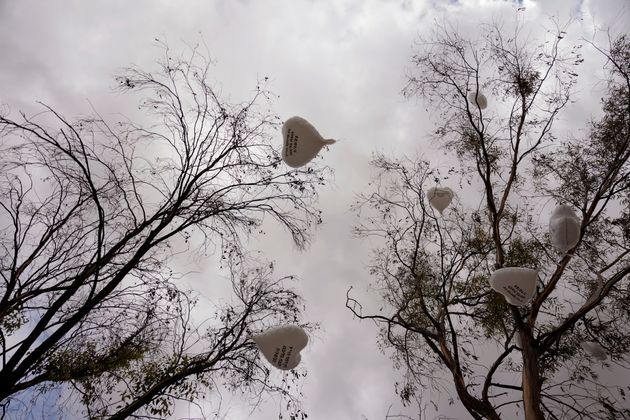 Μπαλόνια με ονόματα θυμάτων της 7ης Οκτωβρίου κρεμασμένα σε κλαδιά δένδρων στην τοποθεσία του αιματοβαμμένου φεστιβάλ Nova