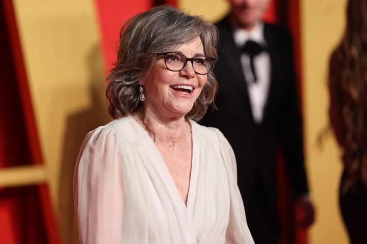 Sally Field enthüllte erstmals in ihren Memoiren von 2018, dass sie als Teenager eine illegale Abtreibung vorgenommen hatte. "In Stücken." 