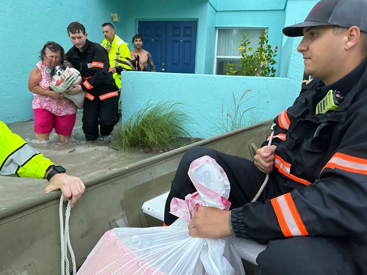 Rettungskräfte helfen Bewohnern in Venice, Florida, nachdem sie am Freitag, dem 27. September 2024, Gesundheitskontrollen von Tür zu Tür in den vom Hurrikan Helen überschwemmten Küstengebieten durchgeführt haben.