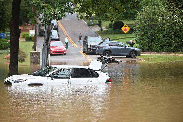 Ein Auto wird auf einer überfluteten Straße gesehen, nachdem Hurrikan Helen am 27. September 2024 in Atlanta gelandet ist. 