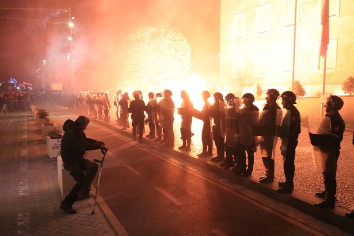 Μολότοφ, φωτιές και συγκρούσεις με την αστυνομία στην αντικυβερνητική διαδήλωση στα Τίρανα της Αλβανίας (7 Οκτωβρίου 2024)