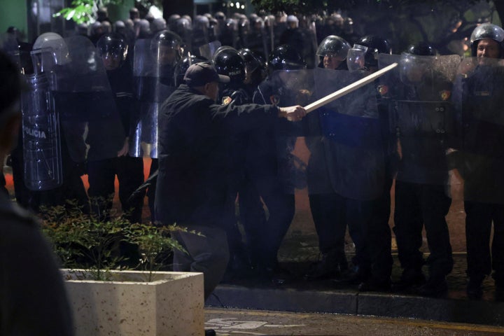 Συγκρούσεις διαδηλωτών-αστυνομικών έξω από το πρωθυπουργικό γραφείο στα Τίρανα της Αλβανίας (7 Οκτωβρίου 2024)