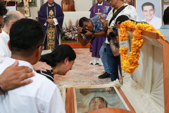 殺害されたアレハンドロ・アルコス市長の死を悲しむ親戚たち＝2024年10月7日、メキシコ・ゲレロ州のチラパンシンゴ市