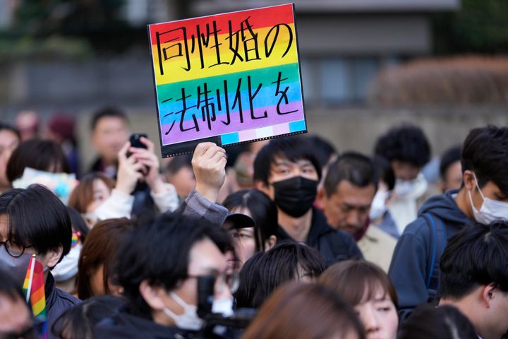 「結婚の自由をすべての人に訴訟」東京2次訴訟の地裁判決で、「同性婚の法制化を」というプラカードを掲げる原告の支援者（2024年3月14日）