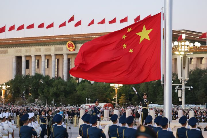 北京の天安門広場で開かれた、中華人民共和国の建国75周年を祝う国旗掲揚式（2024年10月1日）