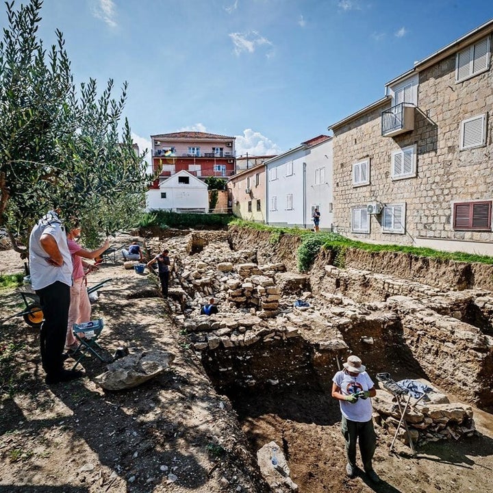 Μια κοντινή άποψη του αρχαίου τείχους κατά τη διάρκεια των ανασκαφών.