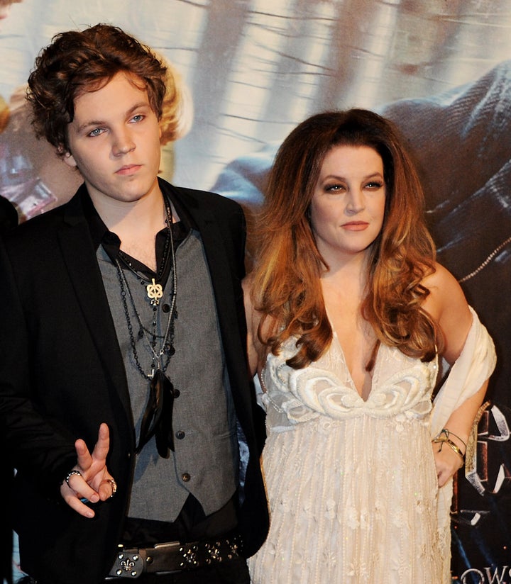 Benjamin Keough e Lisa Marie Presley em 2010. Em sua Biografia Póstuma, Presley compartilhou que manteve o corpo de Keough em gelo seco por dois meses em sua casa em Los Angeles depois que ele morreu por suicídio aos 27 anos.