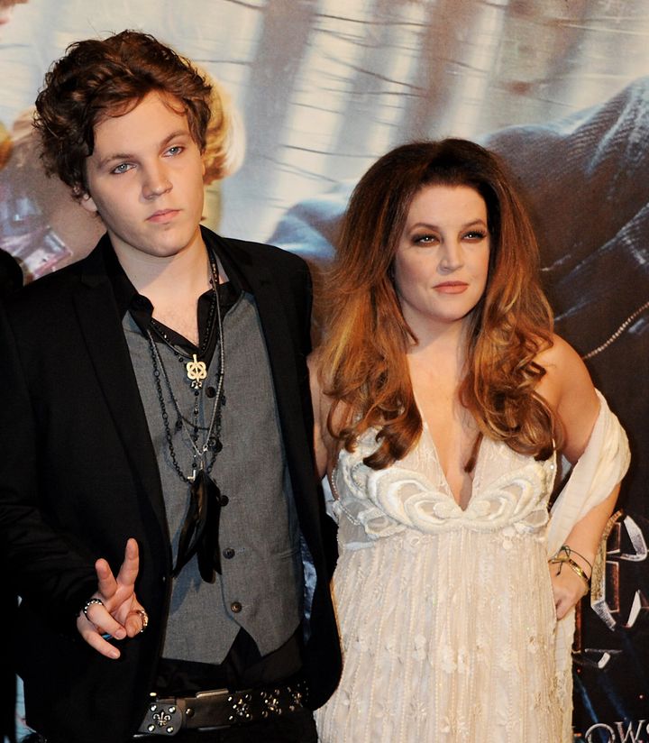 Benjamin Keough und Lisa Marie Presley im Jahr 2010. In ihren posthumen Memoiren gab Presley an, dass sie Keoughs Körper zwei Monate lang in ihrem Haus in Los Angeles auf Trockeneis aufbewahrte, nachdem er im Alter von 27 Jahren durch Selbstmord gestorben war. 