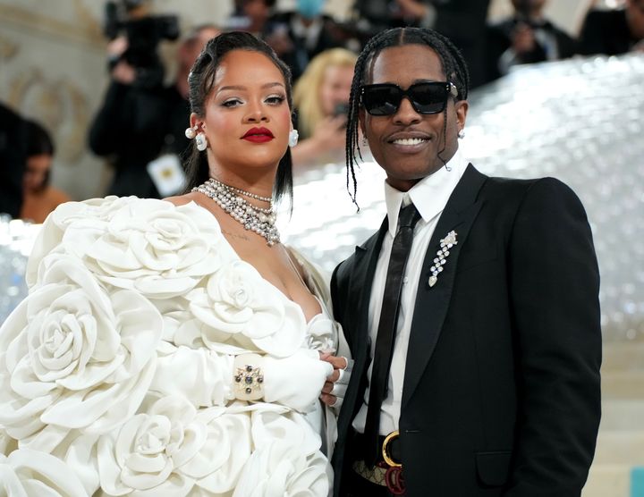 Rihanna und Rocky bei der Met Gala 2023 in New York City. In einem aktuellen Interview verriet der Rapper scherzhaft den Aufenthaltsort des Popstars "Sie hat sich in mich verliebt."