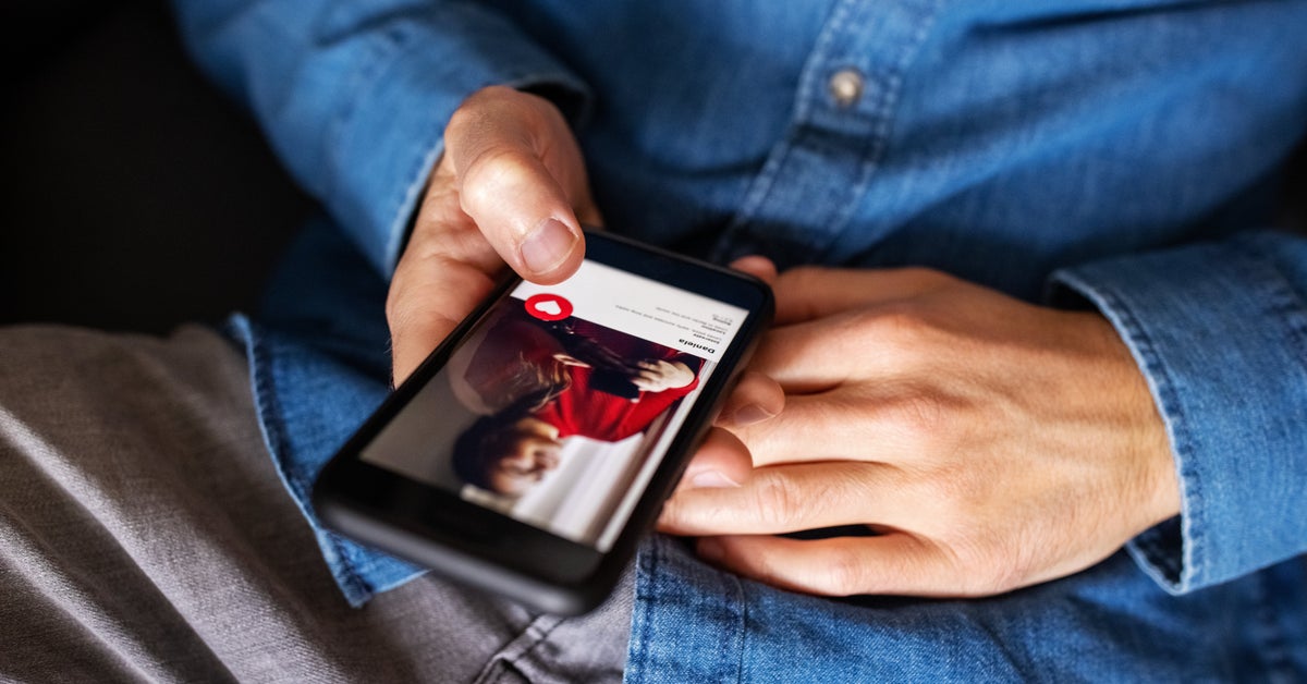 NextImg:How Men Judge A Dating Profile Versus How Women Do, According To Science