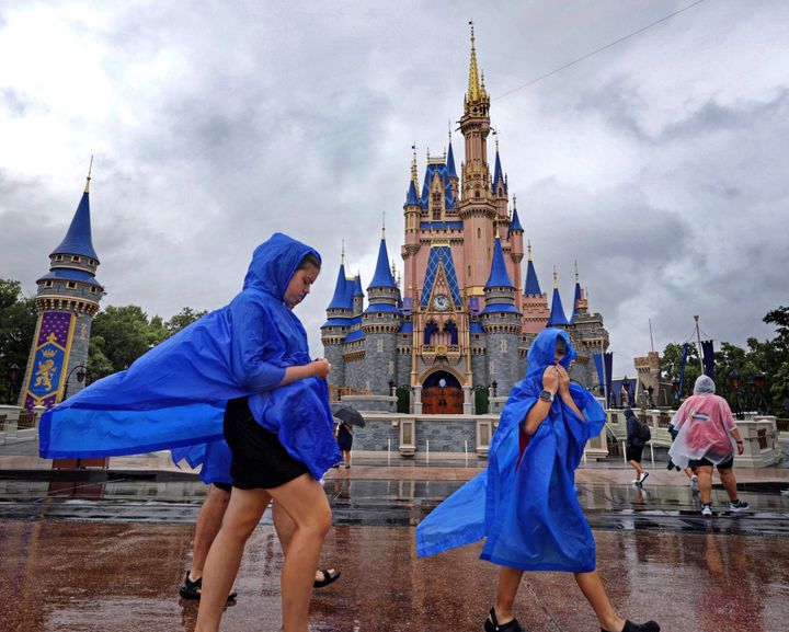 Gäste im Magic Kingdom von Walt Disney World trotzen Wind und Regen, während am 5. August Wetterbänder des Hurrikans Debbie über Zentralflorida ziehen.