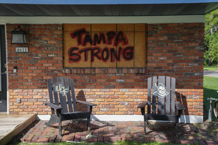 Lesen Sie eine Nachricht "Tampa Strong" Es war auf Brettern zu sehen, die an Fenstern in Tampa angebracht waren, bevor Hurrikan Milton am Dienstag auf Land treffen würde.