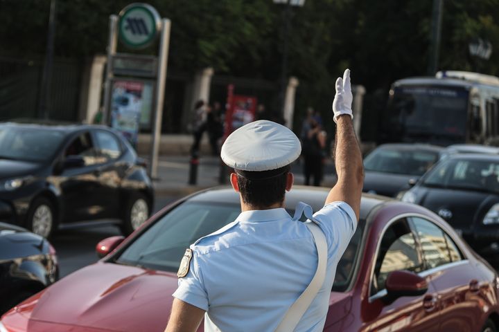 Τροχονόμος προσπαθεί να ρυθμίσει την κίνηση στους δρόμος της Αθήνας