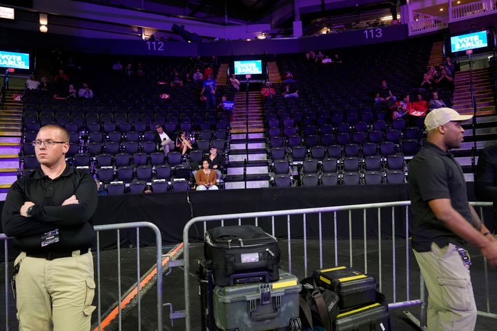 Unterstützer hören in fast leeren Bereichen der Arena zu, wie der republikanische Präsidentschaftskandidat Donald Trump am Mittwoch bei einer Wahlkampfveranstaltung in Reading, Pennsylvania, spricht.