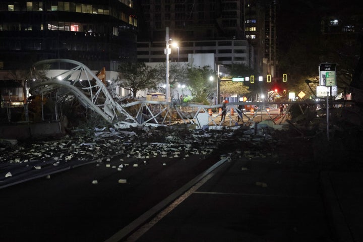 Ein Kran steht auf der Straße, nachdem er nach der Ankunft des Hurrikans Milton mit dem Gebäude der Tampa Bay Times-Büros zusammengestoßen ist.