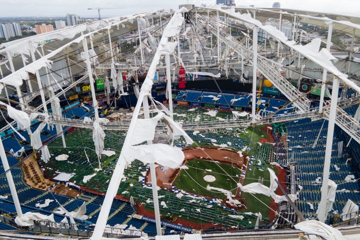 Η οροφή του Tropicana Field έχει υποστεί ζημιές το πρωί μετά το χτύπημα του τυφώνα Μίλτον στην περιοχή, την Πέμπτη 10 Οκτωβρίου 2024, στην Αγία Πετρούπολη της Φλόριντα (AP Photo/Julio Cortez).