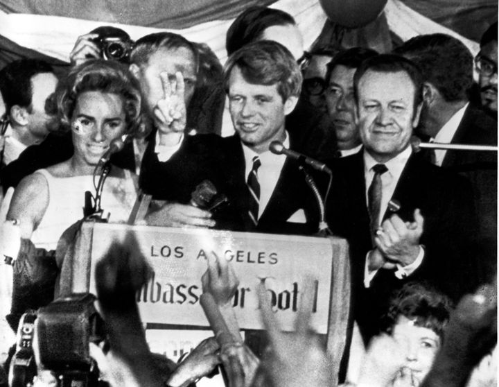 Auf diesem Aktenfoto vom 5. Juni 1968 spricht US-Senator Robert F. Kennedy. Kennedy, Demokrat von New York, blickt auf Wahlkampfhelfer, während seine Frau Ethel (links) und der kalifornische Wahlkampfleiter und Sprecher der kalifornischen Versammlung, Jesse Unruh, im Ambassador Hotel in Los Angeles zuschauen. (AP-Foto)