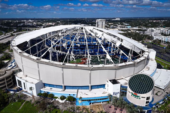 Ein Drohnenfoto zeigt, wie die Kuppel des Tropicana Field am 10. Oktober 2024 durch Hurrikan Milton in St. Petersburg, Florida, auseinandergerissen wird. (Foto von Miguel J. Rodriguez Carrillo/AFP über Getty Images)