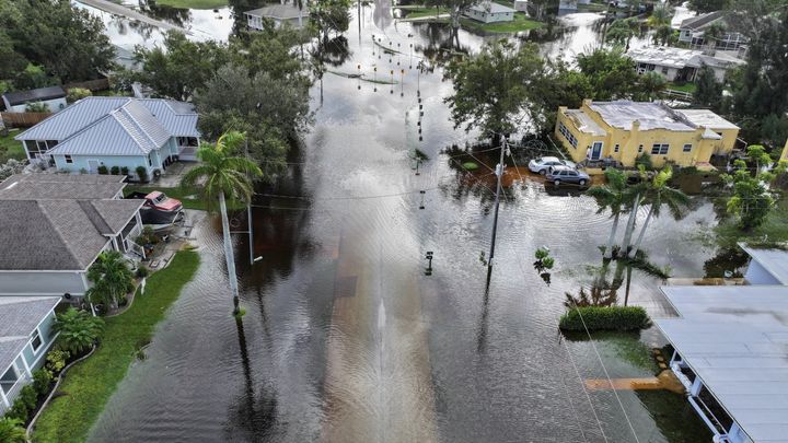 In dieser Luftaufnahme wird ein Viertel von Überschwemmungen überschwemmt, nachdem Hurrikan Milton am 10. Oktober 2024 in Punta Gorda, Florida, an Land kam. (Foto von Joe Raedle/Getty Images)