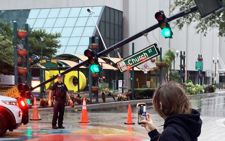 Eine Person fotografiert den umgestürzten Ampelmast, der die Straße im Geschäftsviertel der Innenstadt blockiert, nachdem Hurrikan Milton am 10. Oktober 2024 in Orlando, Florida, vorbeizog. (Foto von Paul Hennessy/Anadolu über Getty Images)