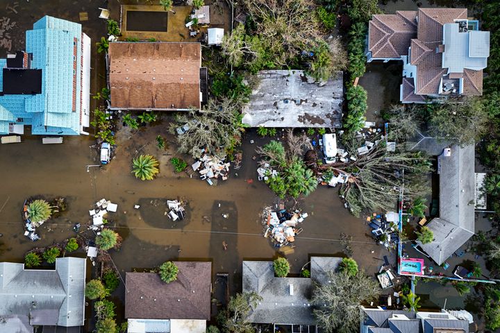 Ein Drohnenfoto zeigt eine vom Hurrikan Milton überflutete Straße in Siesta Key, Florida, am 10. Oktober 2024. (Foto von Miguel J. Rodriguez Carrillo/AFP über Getty Images)