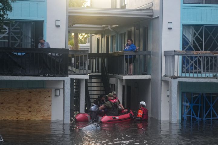 Bewohner werden aus einem zweistöckigen Apartmentkomplex in Clearwater gerettet, der am 10. Oktober 2024 in Florida durch den Hurrikan Milton überflutet wurde und der Bach überlief. (Foto von Brian R. Smith/AFP über Getty Images)