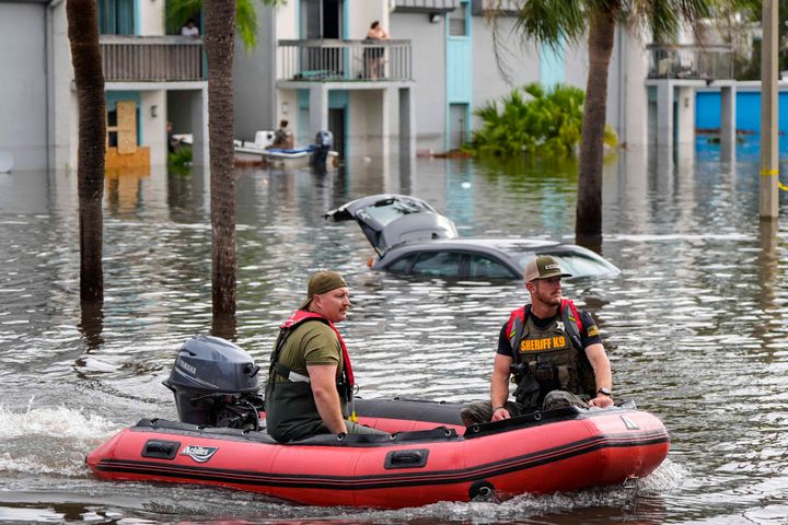 Ein Wasserrettungsboot navigiert nach dem Hurrikan Milton am Donnerstag, 10. Oktober 2024, in Clearwater, Florida, durch das Hochwasser eines Apartmentkomplexes (AP Photo/Mike Stewart)