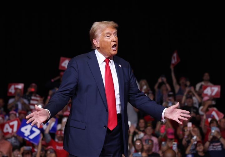 Der republikanische Präsidentschaftskandidat, der ehemalige US-Präsident Donald Trump, spricht während einer Wahlkampfveranstaltung im Grand Sierra Resort am 11. Oktober 2024 in Reno, Nevada. (Foto von Justin Sullivan/Getty Images)