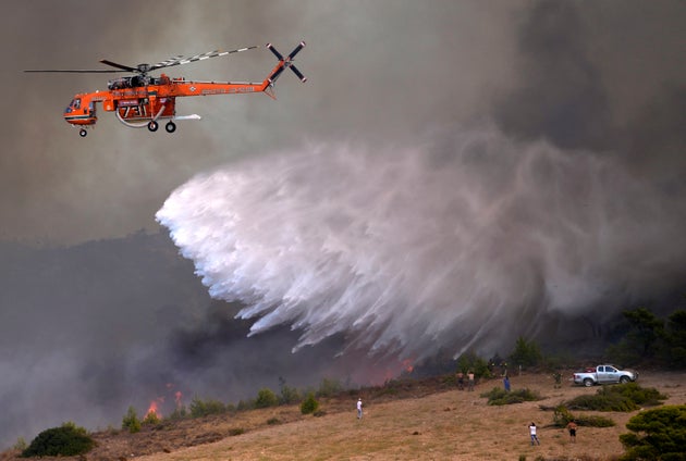 Ρίψη νερού από ελικόπτερο (φωτογραφία αρχείου) 