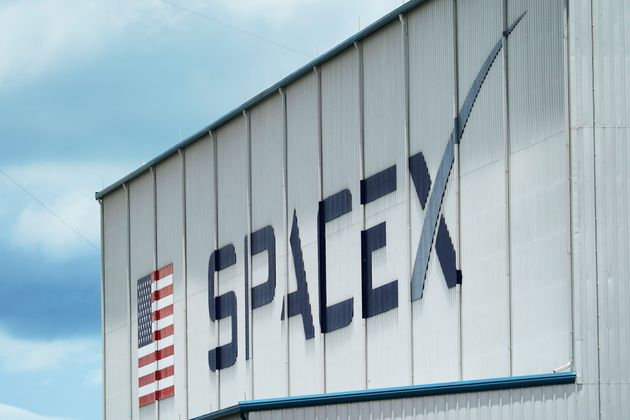 ΑΡΧΕΙΟ - Το λογότυπο της SpaceX εμφανίζεται σε ένα κτίριο, την Τρίτη 26 Μαΐου 2020, στο Διαστημικό Κέντρο Κένεντι στο Ακρωτήριο Κανάβεραλ της Φλόριντα (AP Photo/David J. Phillip, File).