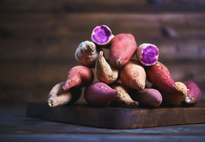 Lila Süßkartoffeln sind reich an Anthocyanen, einer Art Antioxidans, das vor chronischen Entzündungen schützt.