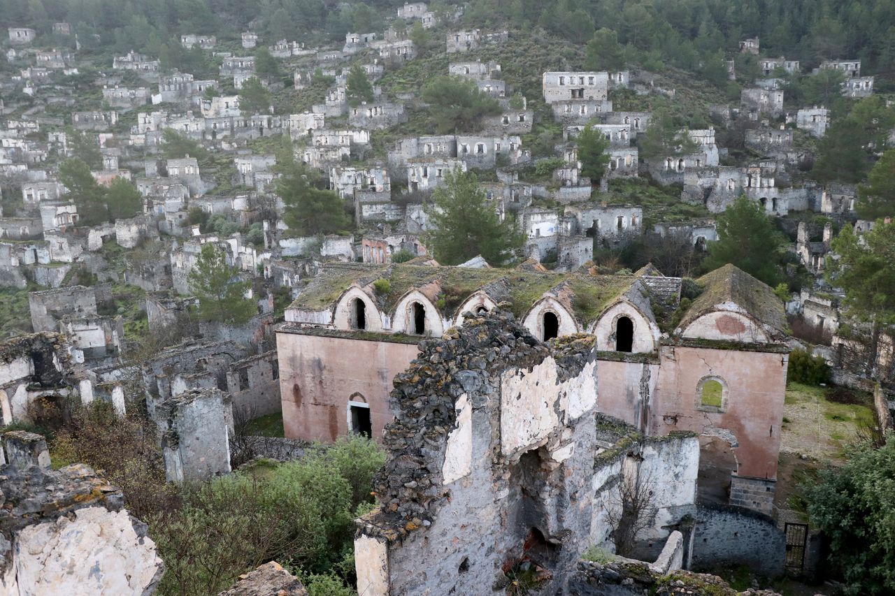 ΜΟΥΓΛΑ, ΤΟΥΡΚΙΑ - 19 ΙΑΝΟΥΑΡΙΟΥ: Αεροφωτογραφία του Kayakoy, ενός χωριού που εγκαταλείφθηκε πριν από 100 χρόνια, γνωστού και ως "πόλη-φάντασμα" στη Μούγλα της Τουρκίας στις 19 Ιανουαρίου 2023. Ένα από τα σημαντικότερα τουριστικά αξιοθέατα της περιοχής με πάνω από 110 χιλιάδες επισκέπτες πέρυσι, το χωριό αποτελείται από σχεδόν 400 σπίτια, 2 εκκλησίες και μερικά παρεκκλήσια. (Φωτογραφία: Ali RÄ±za Akkir/Anadolu Agency via Getty Images)