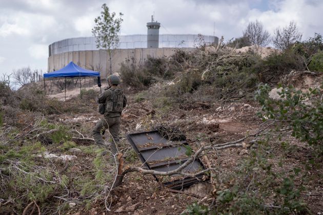 13 Οκτωβρίου 2024, Λίβανος, Naqoura: Μια φωτογραφία, η οποία τραβήχτηκε κατά τη διάρκεια μιας ενσωμάτωσης με τις Ισραηλινές Δυνάμεις Άμυνας (IDF) και εξετάστηκε από το γραφείο λογοκρισίας των IDF πριν από τη δημοσίευση, δείχνει έναν Ισραηλινό στρατιώτη να περπατά δίπλα σε μια είσοδο σήραγγας κοντά σε ένα παρατηρητήριο των Προσωρινών Δυνάμεων των Ηνωμένων Εθνών στο Λίβανο (UNIFIL), στο χωριό Naqoura του νότιου Λιβάνου κατά μήκος των συνόρων με το Ισραήλ. Φωτογραφία: Ilia Yefimovich/dpa (Photo by Ilia Yefimovich/picture alliance via Getty Images)