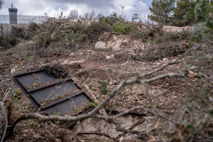 13 Οκτωβρίου 2024, Λίβανος, Naqoura: Μια φωτογραφία, η οποία ελήφθη κατά τη διάρκεια μιας ενσωμάτωσης με τις Ισραηλινές Δυνάμεις Άμυνας (IDF) και εξετάστηκε από το γραφείο λογοκρισίας των IDF πριν από τη δημοσίευση, δείχνει μια είσοδο σήραγγας κοντά σε ένα παρατηρητήριο των Προσωρινών Δυνάμεων των Ηνωμένων Εθνών στο Λίβανο (UNIFIL), στο χωριό Naqoura του νότιου Λιβάνου κατά μήκος των συνόρων με το Ισραήλ. Φωτογραφία: Ilia Yefimovich/dpa (Photo by Ilia Yefimovich/picture alliance via Getty Images)