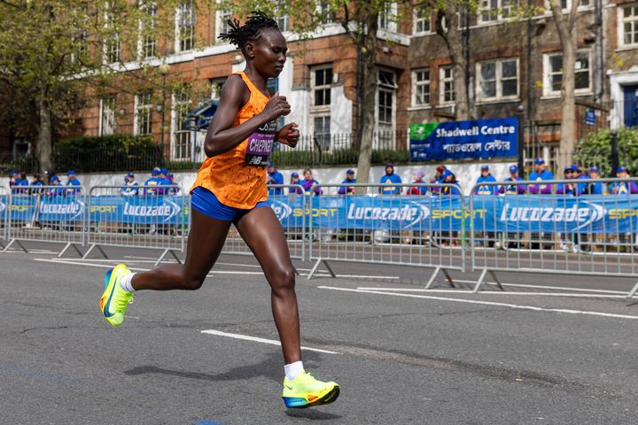 Η Ruth Chepngetich από την Κένυα αγωνίζεται στον αγώνα Elite Women's Race στον Μαραθώνιο του Λονδίνου στις 21 Απριλίου 2024 στο Λονδίνο, Ηνωμένο Βασίλειο. Τερμάτισε 9η με χρόνο 2:24:26.00. (photo by Mark Kerrison/In Pictures via Getty Images)