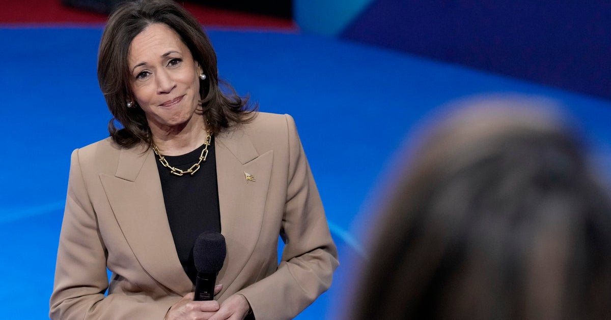 NextImg:Kamala Harris Is Courting Nevada Latinos. But She Hasn’t Closed The Deal.