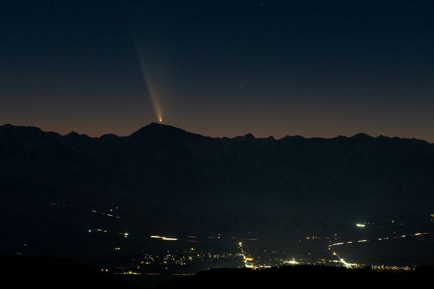 BIG PINE, CALIFORNIA-12 ΟΚΤΩΒΡΙΟΥ: Ο κομήτης Tsuchinshan-ATLAS εμφανίζεται πάνω από τα βουνά της Ανατολικής Σιέρα.